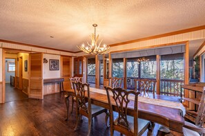 Dining - Eagles Rest - Quiet area with hot tub, pets welcome! (Fleetwood)