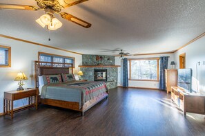 4 bedrooms, iron/ironing board, WiFi, bed sheets - Eagles Rest - Quiet area with hot tub, pets welcome! (Fleetwood)