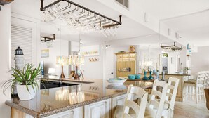 Condo, nhiều giường (Enclave 401A) | Bar (trong khuôn viên)