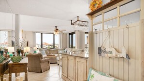 Condo, nhiều giường (Enclave 401A) | Khu phòng khách