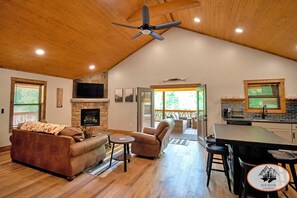 Smart TV, fireplace - Bear Cub Cabin - 2 Bedroom, Sleeper Sofa, Outdoor Lounge & Hot Tub (Roan Mountain)
