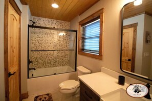 Hair dryer, towels, soap, shampoo - Bear Cub Cabin - 2 Bedroom, Sleeper Sofa, Outdoor Lounge & Hot Tub (Roan Mountain)