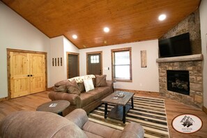 Smart TV, fireplace - Bear Cub Cabin - 2 Bedroom, Sleeper Sofa, Outdoor Lounge & Hot Tub (Roan Mountain)