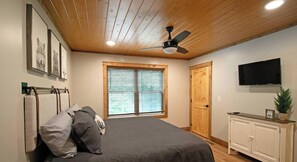 2 bedrooms, iron/ironing board, WiFi, bed sheets - Bear Cub Cabin - 2 Bedroom, Sleeper Sofa, Outdoor Lounge & Hot Tub (Roan Mountain)