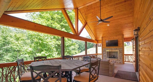 Outdoor dining - Bear Cub Cabin - 2 Bedroom, Sleeper Sofa, Outdoor Lounge & Hot Tub (Roan Mountain)
