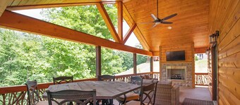 Bear Cub Cabin - 2 Bedroom, Sleeper Sofa, Outdoor Lounge & Hot Tub