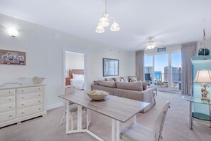 コンドミニアム クイーンベッド 1 台 (Ariel Dunes II 1003) | リビング エリア | テレビ