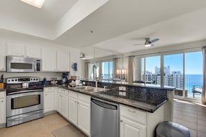 Condo, 1 grand lit et 1 canapé-lit (Ariel Dunes I 1705) | Cuisine privée | Un four, grille-pain
