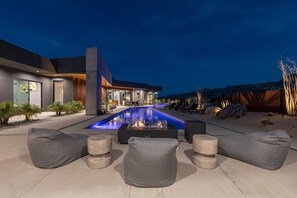 A modern house with a swimming pool, outdoor seating, and a fire pit. - Cactus Cove by Fieldtrip - 4bd villa w Pool, Spa, and Views (Joshua Tree)