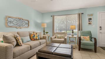 Condo, 1 grand lit et 1 canapé-lit (Sandprints D11) | Aire de séjour | Téléviseur