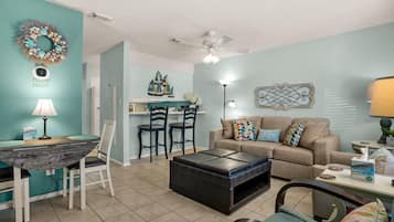 Condo, 1 grand lit et 1 canapé-lit (Sandprints D11) | Aire de séjour | Téléviseur