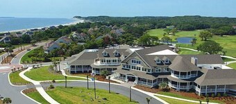 Gorgeous Sunsets on Pelican Beach! Walk to Pools! Amenity Access included! 2 Dogs - 30# max