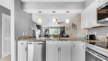 Condo, varias camas (Sandprints A6- Life of Riley) | Cocina privada | Horno y tostadora