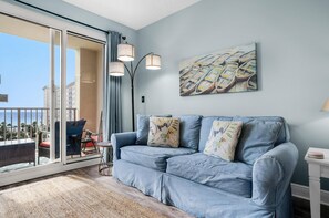 คอนโด, เตียงควีนไซส์ 1 เตียง และโซฟาเบด (Ariel Dunes I 606) | บริเวณนั่งเล่น | ทีวี