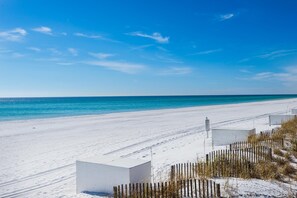 Apartment, 1 King-Bett und Schlafsofa (Beach Resort 214) | Strand