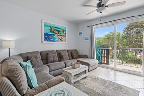 コンドミニアム キングベッド 1 台ソファーベッド付き (Beach Resort 214) | リビング エリア | テレビ