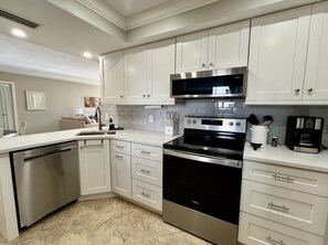 冷蔵庫、電子レンジ、オーブン、コンロ