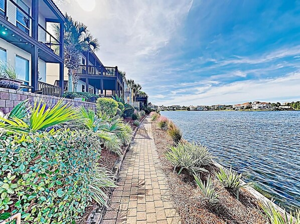 Kondominium, 1 Tempat Tidur King dengan tempat tidur Sofa (Destiny Beach Villas #20A) | Halaman properti