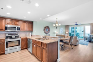 Condo, várias camas (Sterling Shores 502) | Cozinha privada | Fogão, torradeira
