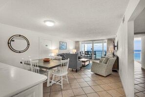 コンドミニアム ベッド (複数台) (Shoreline Towers 2115) | リビング エリア | テレビ