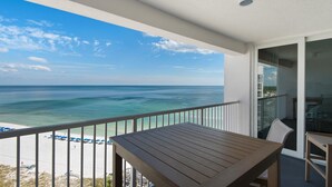 Un balcón con vista al océano y la playa.