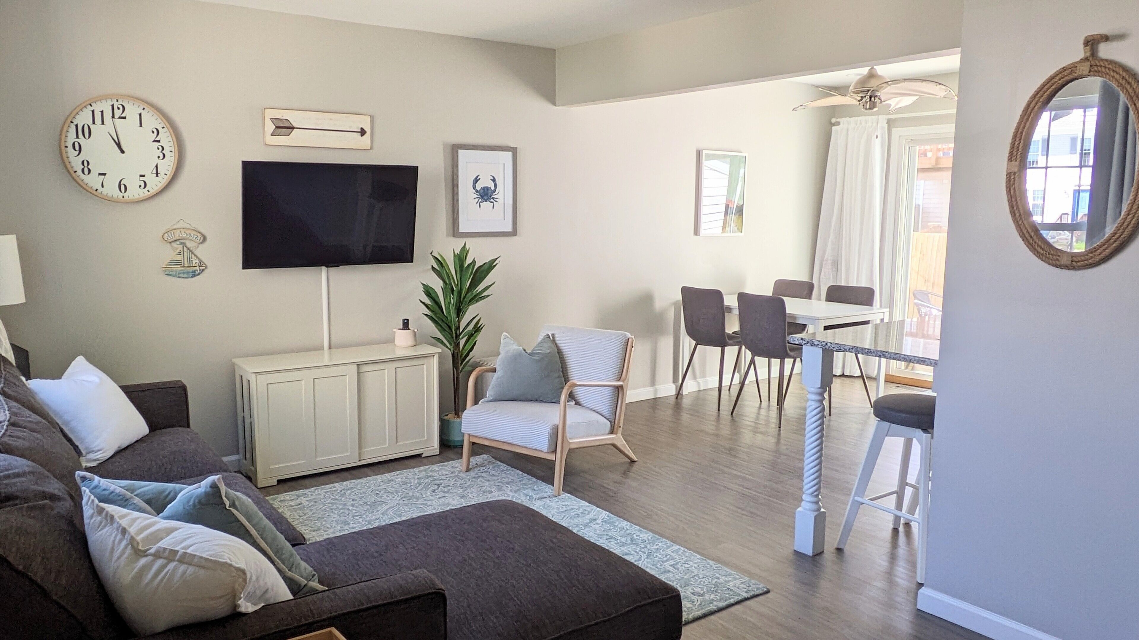 Walk to Bay, Family + Dog Friendly, Fenced Yard, Beach Passes - 3BD/2BA 