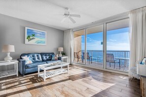 Condo, Plusieurs lits (Majestic Beach Towers 1-1210) | Aire de séjour | Téléviseur