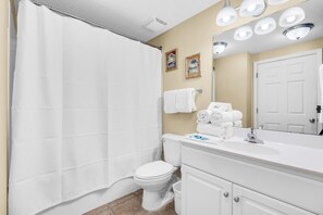 Condo, várias camas (Majestic Beach Towers 1-1210) | Banheiro | Toalhas de banho, sabonete, papel higiênico 