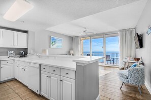Condo, Plusieurs lits (Majestic Beach Towers 1-1210) | Cuisine privée | Un four, grille-pain