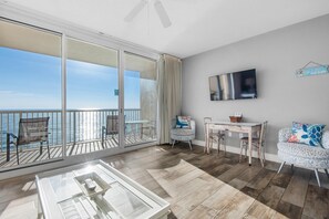 Condo, Plusieurs lits (Majestic Beach Towers 1-1210) | Aire de séjour | Téléviseur