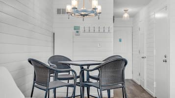 Studiolejlighed - 2 queensize-senge (Top of the Gulf 807) | Spiseområde