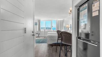 Studio, 2 Queen Beds (Top of the Gulf 807) | WiFi