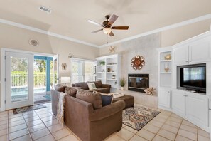 Ferienhaus, Mehrere Betten (Blue Pelican) | Wohnbereich | Fernseher