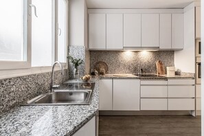 Fridge, microwave, oven, stovetop - Real - 3 bedroom and terrace in Almagro (Madrid)