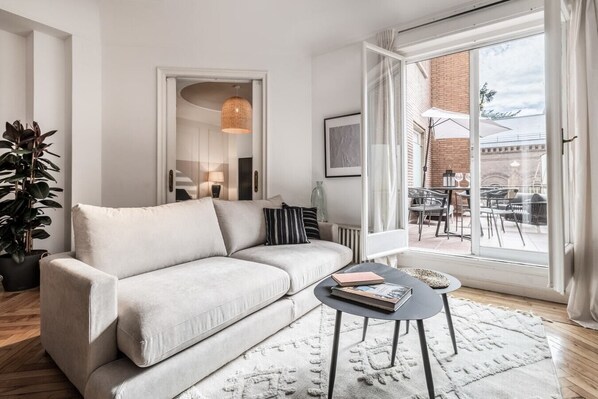 TV - Real - 3 bedroom and terrace in Almagro (Madrid)