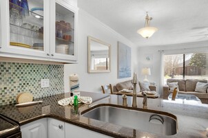 Huoneisto, 1 keskisuuri parisänky ja vuodesohva (Sandprints B3 - Miramar Sands) | Sisätilat