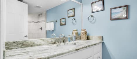 Leilighet, 1 kingsize-seng med sovesofa (Aquavista 404W) | Bad | Håndklær, såpe og toalettpapir