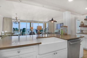 Condo, varias camas (Long Beach Resort 4-1101) | Interior