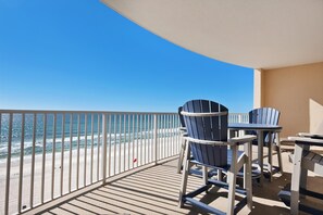 Apartamento, varias camas (Ocean Villa 803) | Restaurante al aire libre