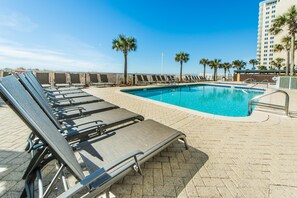 公寓客房, 多張床 (Ocean Villa 803) | 游泳池 | 室內游泳池和室外游泳池