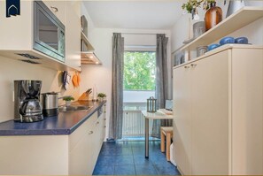 Réfrigérateur, micro-ondes, plaque de cuisson, lave-vaisselle