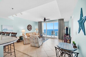 Leilighet, 1 kingsize-seng med sovesofa (Shores of Panama 1617) | Oppholdsområde | TV