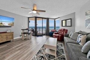 公寓客房, 1 張加大雙人床和 1 張沙發床 (Sunbird 1010E) | 起居區 | 電視