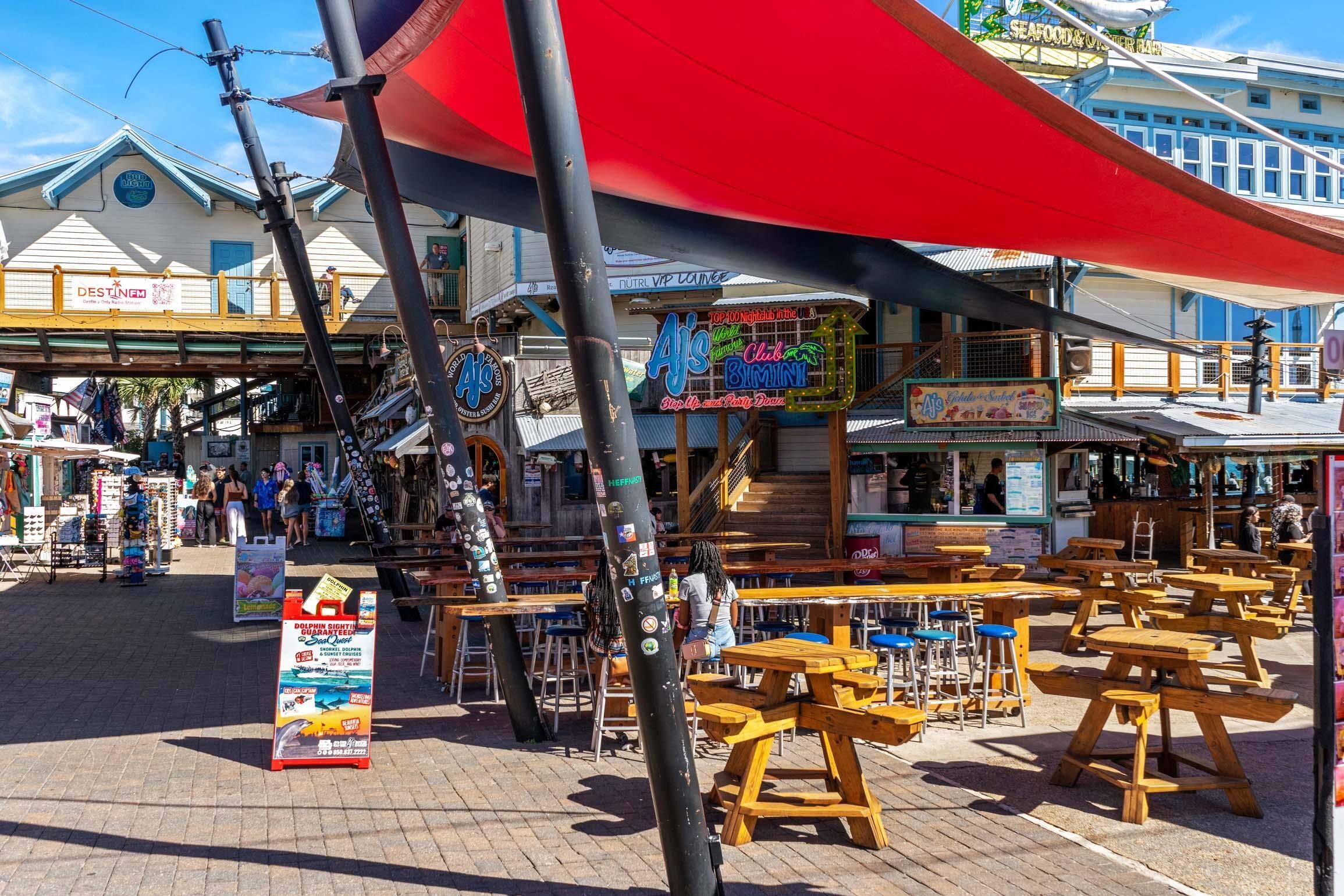 Un restaurante frente a la playa con terraza y un letrero que dice 'A's Club Bimini'.