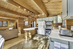 Fridge, microwave, oven, stovetop - Chamberlands Cabin With Private Beach (Homewood)