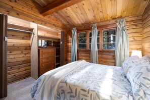 Skrivebord, strygejern/strygebræt, Wi-Fi, sengetøj