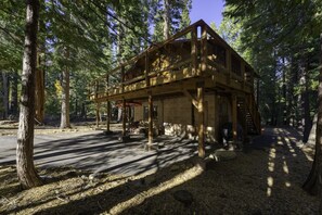 Property grounds - Chamberlands Cabin With Private Beach (Homewood)