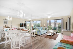 Condo, varias camas (Edgewater Golf Villa 2010) | Área de sala de estar | Televisión 