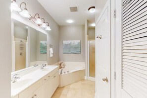 Apartment, Mehrere Betten (Village of South Walton E303) | Badezimmer | Handtücher, Seife, Toilettenpapier