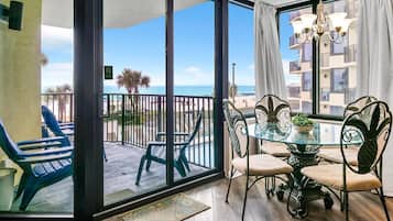 Condo, 1 cama Queen e sofá-cama (Sunbird 211E) | Opções para refeição